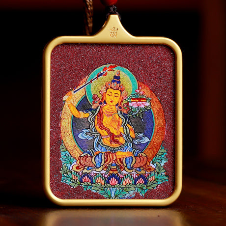 Handgefertigter tibetischer Thangka-Anhänger mit Zinnober – dein persönlicher Schutzbuddha.