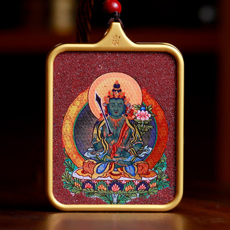 Handgefertigter tibetischer Thangka-Anhänger mit Zinnober – dein persönlicher Schutzbuddha.